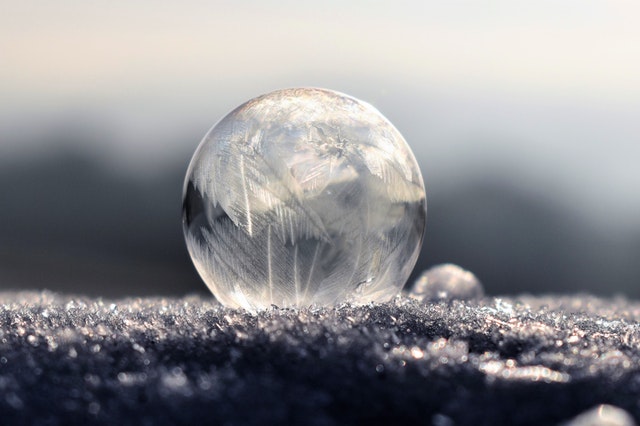 Sklenené guľa položená na zamrznutom povrchu