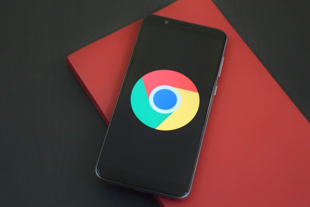 Symbol google chrome na mobile, ktorý je položený na červenom notese.jpg